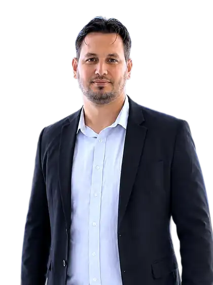 Hugo Mathos de terno escuro e camisa azul-clara